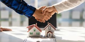 Real-estate-agents-shake-hands-after-the-signing-of-the-contract-agreement-is-complete._842x421